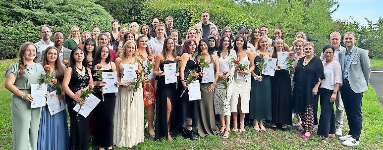 Die erfolgreichen Absolventinnen und Absolventen mit den Schulleitern Johannes Papke und Katja Weber sowie den Pflegedirektoren Michael Müller und Dominik Greim.