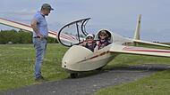 Im Flugzeug Renate Kiesel mit Fluglehrer Andreas Heil auf dem hinteren Sitz, links Fluglehrer Frank Luft .