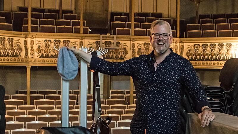 Intendant im Abschieds-Modus zwischen gestapelten St&uuml;hlen, Klavier, Fl&uuml;gel und Garderobenst&auml;ndern: Bernhard F. Loges im seit Mitte Mai stillgelegten Landestheater. Nach f&uuml;nf Jahren in Coburg l&auml;uft sein Vertrag zum Spielzeit-Ende aus.
