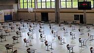 In der Turnhalle am Gymnasium Herzogenaurach schreiben 121 Sch&uuml;ler ihr Abitur. Eine Masken- oder Testpflicht wird es f&uuml;r die Pr&uuml;fungen nicht geben.