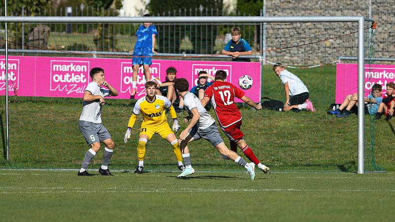 Christopher Gonnert (rotes Trikot) köpft nach der Pause zum 1:0-Führungstreffer für die DJK Dampfach im Heimspiel gegen Alemannia Haibach ein. Christopher Gonnert (rotes Trikot) köpft nach der Pause zum 1:0-Führungstreffer für die DJK Dampfach im Heimspiel gegen Alemannia Haibach ein.