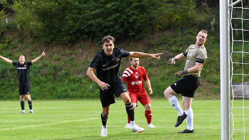 Leonhard Wirth vom TV Haßfurt hat mit seinem Kopfball den Trossenfurter Torwart David Leist zum 0:1 überwunden und dreht jubelnd ab. Leonhard Wirth vom TV Haßfurt hat mit seinem Kopfball den Trossenfurter Torwart David Leist zum 0:1 überwunden und dreht jubelnd ab.