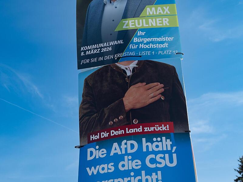 Wahlplakate in Hochstadt: Oben das des CSU-B&uuml;rgermeisterkandidaten, darunter das der AfD.