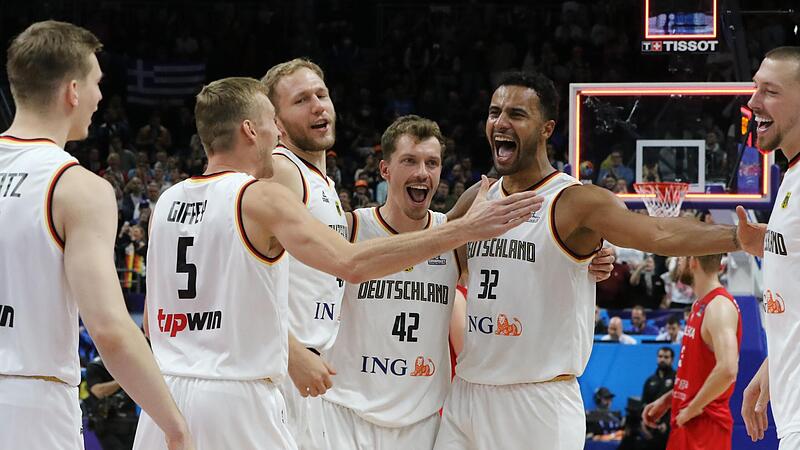 Bei (von links) Justus Hollatz, Niels Giffey, Christian Sengfelder, Andreas Obst, Johannes Thiemann und Daniel Theis herrscht Riesenfreude, als der Sieg über Polen im Spiel um Platz 3 feststand.