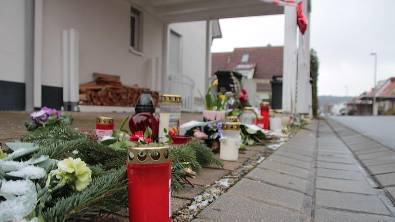 In Erinnerung an die 14-jährige Tote sammeln sich zwei Wochen Kerzen und Blumen vor dem Haus der Familie.
