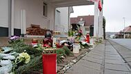 In Erinnerung an die 14-j&auml;hrige Tote sammeln sich zwei Wochen Kerzen und Blumen vor dem Haus der Familie.