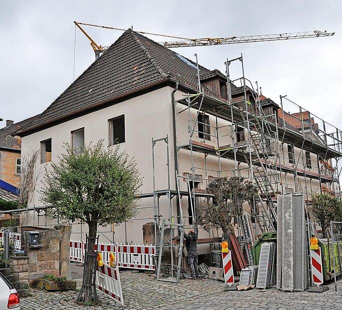 Das alte VHS-Gebäude in Hofheim ist mittlerweile entkernt. Die Fertigstellung ist für Herbst 2026 geplant.