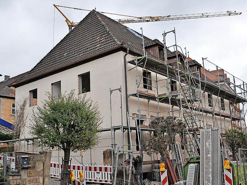 Das alte VHS-Gebäude in Hofheim ist mittlerweile entkernt. Die Fertigstellung ist für Herbst 2026 geplant.