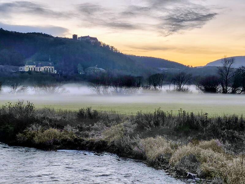 Blick &uuml;ber den Nebel gen Kloster Altstadt von Schloss Saaleck
