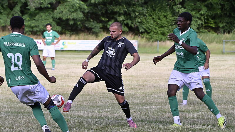 Ali Civelek (Mitte) und seine Mannen des SV Türkgücü Neustadt besiegten den FC Haarbrücken mit 2:0. Ali Civelek (Mitte) und seine Mannen des SV Türkgücü Neustadt besiegten den FC Haarbrücken mit 2:0.