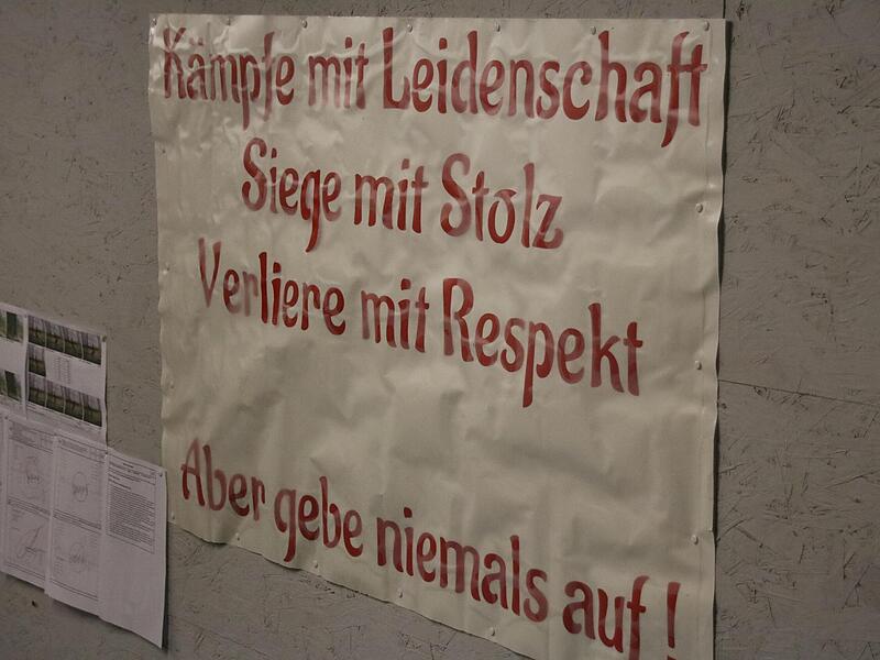 Dass Niederlagen zum Sportlerleben geh&ouml;ren, daran erinnert dieses Plakat Merlin Hummel bei seiner t&auml;glichen Trainingsarbeit im Trainingsraum in Stadtsteinach.