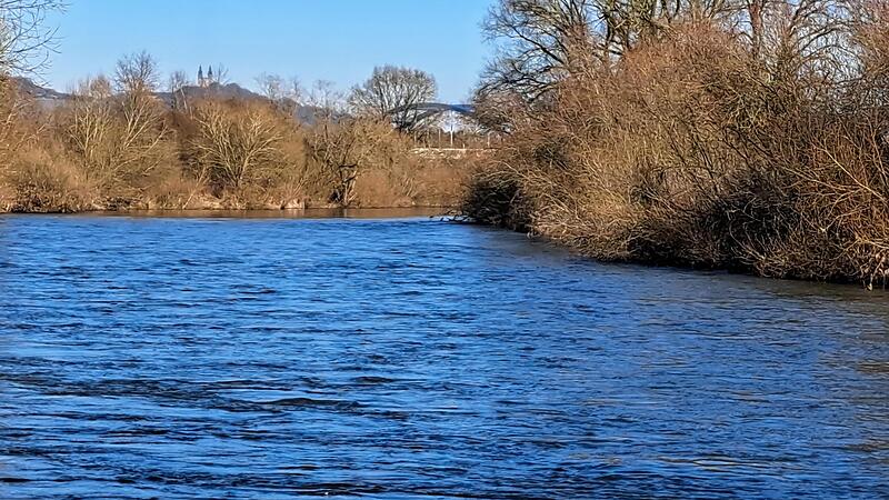 Der Main bei Wiesen – im Hintergrund sind die ICE-Brücke und Kloster Banz zu erkennen.