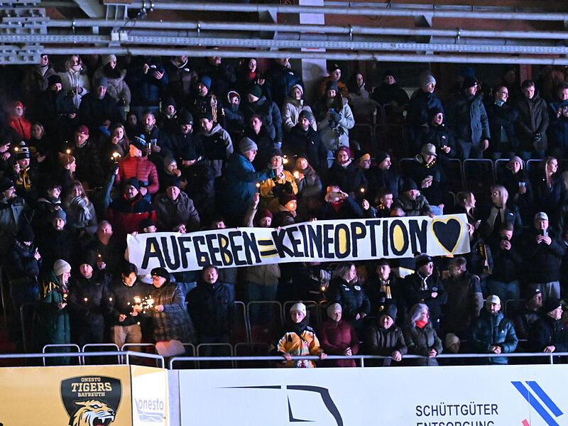 Sport Eishockey Saison 2025 / 2026 Oberliga S&uuml;d  50. Spieltag am Freitag 20.02.2026 Spielort Kunsteisstadion Bayreuth Spielbeginn 20.00 h  Onesto Tigers Bayreuth gegen Selber W&ouml;lfe  Endergebnis  Zuschauer Fans Trib&uuml;ne Transparent Aufgeben keine Option