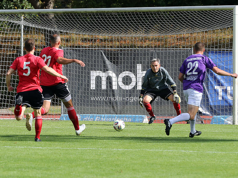 15 Tore gab es zwischen der Traditionself des FC Eintracht Bamberg und dem FC Sternstunden. 15 Tore gab es zwischen der Traditionself des FC Eintracht Bamberg und dem FC Sternstunden.