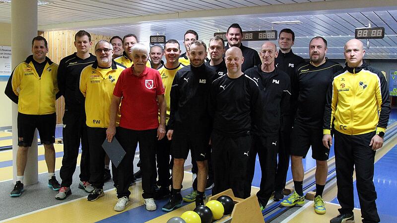 Beide Mannschaften kurz vor dem Spiel: Der TSV Breiteng&uuml;&szlig;bach (in Schwarz) hat das Derby gegen den SKC Victoria Bamberg auf eigenen Bahnen mit 3:5 Mannschaftspunkten verloren. Mit dem Sieg untermauerten die G&auml;ste ihren Anspruch auf den dritten Tab...