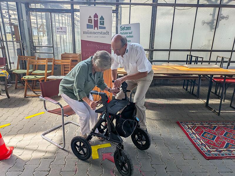 Sicheres Hinsetzen und Aufstehen mag geübt sein. Das lernten die Seniorinnen und Senioren bei Edgar Kasts Rollatorenkurs.