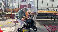 Sicheres Hinsetzen und Aufstehen mag geübt sein. Das lernten die Seniorinnen und Senioren bei Edgar Kasts Rollatorenkurs.