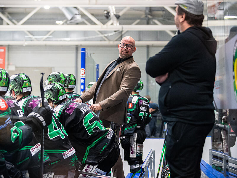 Kaum kommen Verletzte zurück, geht der nächste Spieler: Morgan Persson (Mitte) muss die Höchstadter Bank neu sortieren.
