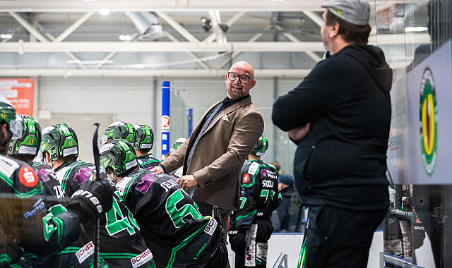 Morgan Persson ordnet die Kaderstärke des Höchstadter EC Ein Kaum kommen Verletzte zurück, geht der nächste Spieler: Morgan Persson (Mitte) muss die Höchstadter Bank neu sortieren.