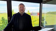 Axel Gotthardt will den Bebauungsplan f&uuml;r das neue Gymnasium in Hannberg z&uuml;gig voranbringen. Die Bauma&szlig;nahmen kann der B&uuml;rgermeister von He&szlig;dorf zuk&uuml;nftig von seinem B&uuml;rofenster aus beobachten. Das Gymnasium entsteht auf einer Fl&auml;che zwischen dem Feuerwehrhaus und der Wehrkirche.