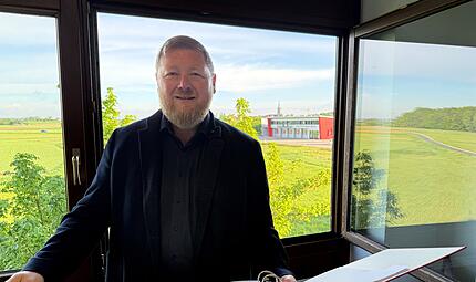 Axel Gotthardt will den Bebauungsplan f&uuml;r das neue Gymnasium in Hannberg z&uuml;gig voranbringen. Die Bauma&szlig;nahmen kann der B&uuml;rgermeister von He&szlig;dorf zuk&uuml;nftig von seinem B&uuml;rofenster aus beobachten. Das Gymnasium entsteht auf einer Fl&auml;che zwischen dem Feuerwehrhaus und der Wehrkirche.
