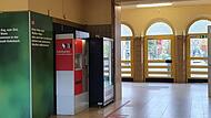 Tristesse in der Wartehalle - da k&ouml;nnen auch Tafeln mit Willkommensbotschaften nicht viel ausrichten.