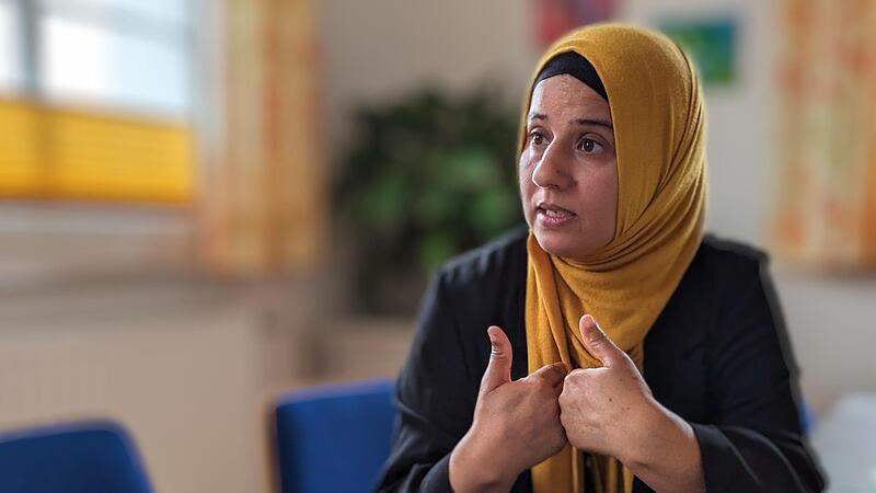Sanaa Mustafa  wei&szlig;, wie sich st&auml;ndige soziale Kontrolle anf&uuml;hlt.
