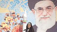Ein iranisches Schulmädchen steht mit dem Modell einer Rakete vor einem Porträt von Religionsführer Ali Chamenei in Teheran. &#160;&#160;