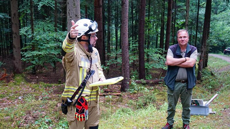Sebastian M&uuml;ller, Kommandant der Kirchehrenbacher Feuerwehr, weist die &Uuml;bungsteilnehmer ein. Rechts daneben Thomas L&ouml;hr, Revierleiter des Forstamts Pretzfeld.Forchheim & Fr&auml;nkische Schweiz