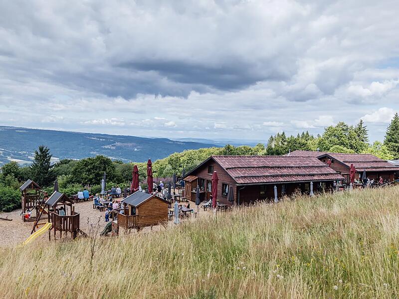 Das Areal der Gem&uuml;ndener H&uuml;tte am Kreuzberg ist in den vergangenen Jahren gewachsen. Es bietet f&uuml;r die G&auml;steschar gen&uuml;gend Platz.