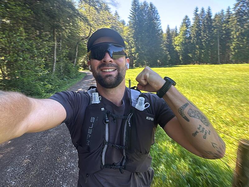 Simon Engel läuft von Schloss zu Veste Fünf Tage ist Simon Engel inzwischen unterwegs. Der gebürtige Rödentaler ist am Schloss Neuschwanstein zu einer großen Herausforderung aufgebrochen. Innerhalb von neun Tagen will er es von dort zur Coburger Veste schaffen. Auf dem Foto – kurz nach dem Start – ist die Motivation deutlich zu spüren.