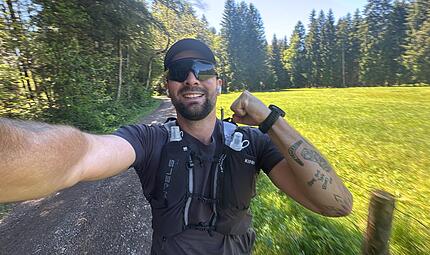 F&uuml;nf Tage ist Simon Engel inzwischen unterwegs. Der geb&uuml;rtige R&ouml;dentaler ist am Schloss Neuschwanstein zu einer gro&szlig;en Herausforderung aufgebrochen. Innerhalb von neun Tagen will er es von dort zur Coburger Veste schaffen. Auf dem Foto &ndash; kurz nach dem Start &ndash; ist die Motivation deutlich zu sp&uuml;ren.