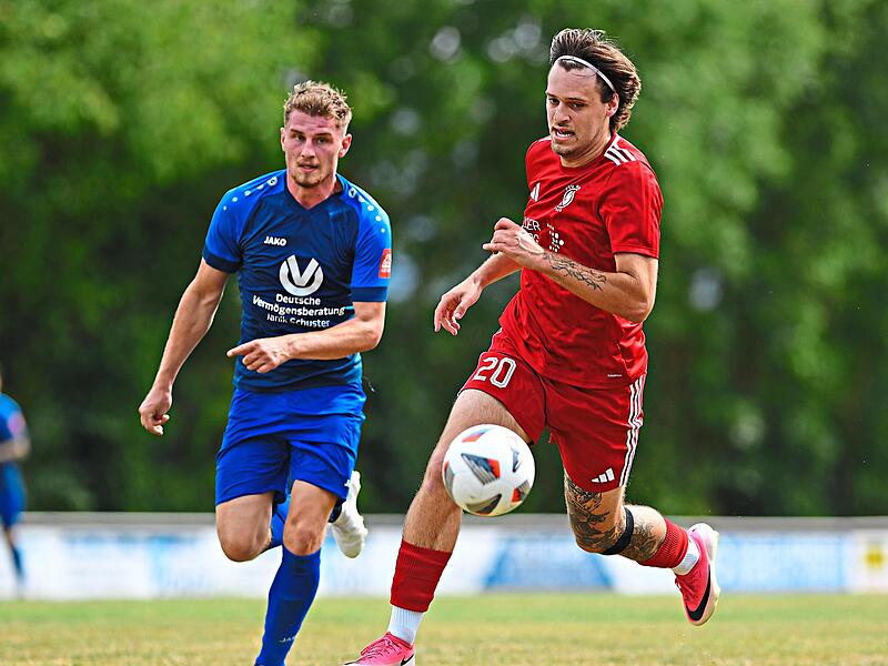 Felix Hluchnik (links) vom FSV Krum und der Augsfelder Christian Dorsch k&auml;mpfen um den Ball.Ryan Evans