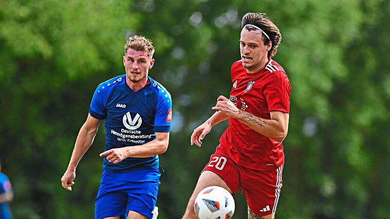 Felix Hluchnik (links) vom FSV Krum und der Augsfelder Christian Dorsch k&auml;mpfen um den Ball.Ryan Evans