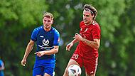 Felix Hluchnik (links) vom FSV Krum und der Augsfelder Christian Dorsch kämpfen um den Ball.Ryan Evans Felix Hluchnik (links) vom FSV Krum und der Augsfelder Christian Dorsch kämpfen um den Ball.Ryan Evans