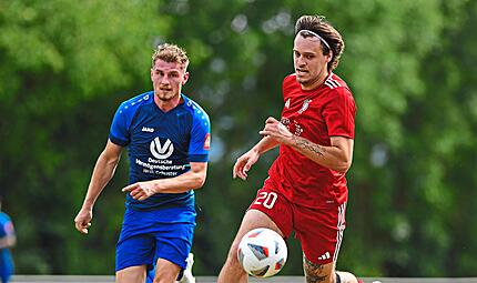 Felix Hluchnik (links) vom FSV Krum und der Augsfelder Christian Dorsch k&auml;mpfen um den Ball.Ryan Evans