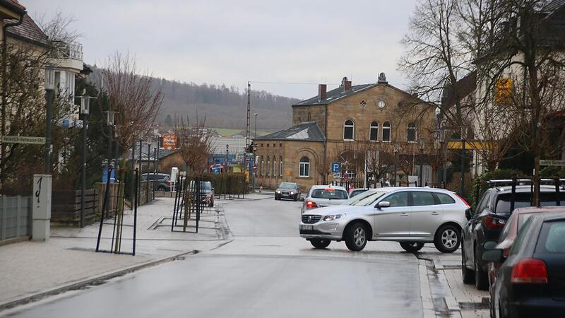 An der Einm&uuml;ndung der Unteren Gartenstra&szlig;e in die Bahnhofstra&szlig;e ist der Einm&uuml;ndungsbereich mit Pflaster kenntlich gemacht. Eine solche, farblich abgestufte Pflasterung fehlt an der Badum- und Adam-Riese-Stra&szlig;e, der Heiterstra&szlig;e, der Herrgottsm&uuml;hle...