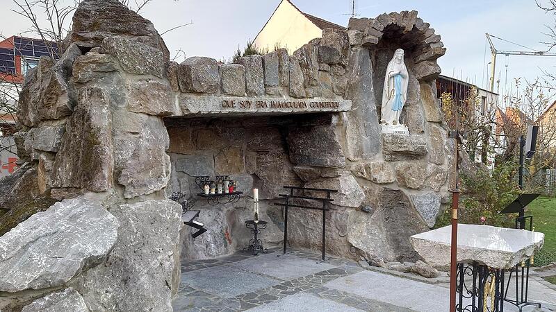 An der Lourdesgrotte finden regelmäßig Gottesdienste und Andachten statt. An der Lourdesgrotte finden regelmäßig Gottesdienste und Andachten statt.