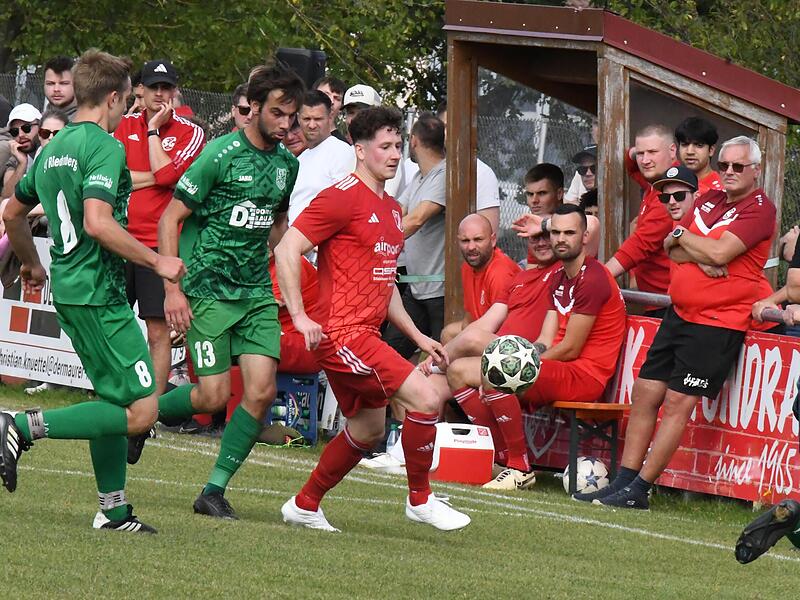 In dieser Szene ist der Schondraer Mario Hägerich (in Rot) zwar vor den Riedenbergern am Ball, doch im gesamten Spielverlauf hatten meistens die Grünen vom SV Riedenberg die Nase vorne beim klaren 5:1-Auswärtserfolg.