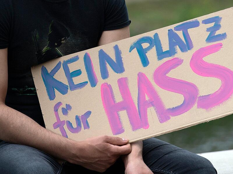 Kommunalpolitiker in Bayern sind zunehmend Opfer von Hass und Hetze. Polizei und Justiz wollen nun konsequenter und effektiver gegen die T&auml;ter vorgehen.