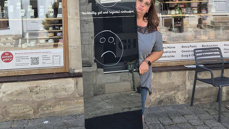 Forchheim & Fränkische Schweiz Alexandra Lowig zeigt vor ihrem Unverpacktladen das Schild, das sie aus Kostengründen nicht mehr aufstellen kann.