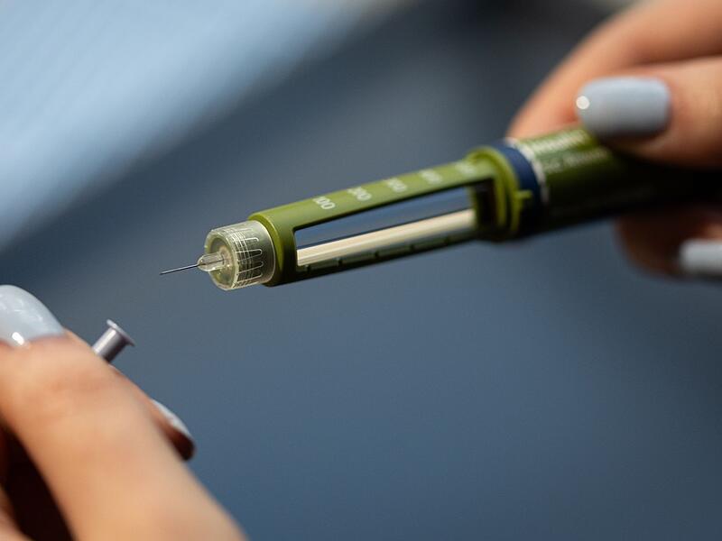 Eine Frau h&auml;lt einen Insulin-Pen in der Hand