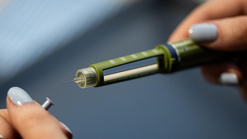 Eine Frau h&auml;lt einen Insulin-Pen in der Hand