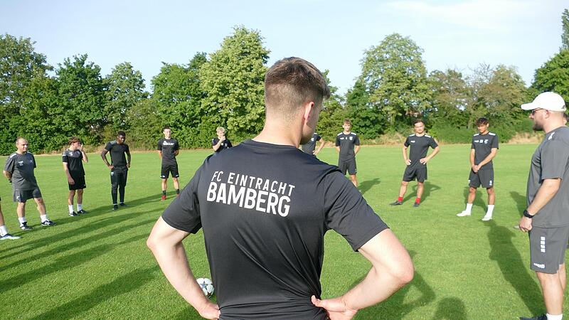 FCE-Trainer Jann Gernlein (re.) spricht vor Beginn der ersten Trainingseinheit zu seinen Spielern.
