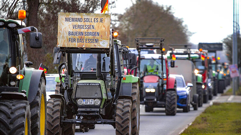 Knapp ein Jahr sind die bundesweiten Bauernproteste her. Auch die Landwirte aus dem Landkreis Forchheim gingen damals auf die Barrikaden.Der Protestzug aus Neunkirchen am Brand erreicht Forchheim Knapp ein Jahr sind die bundesweiten Bauernproteste her. Auch die Landwirte aus dem Landkreis Forchheim gingen damals auf die Barrikaden.