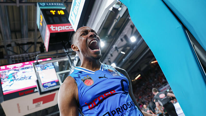 Kyle Lofton schreit seine Freude nach einem erfolgreichen Korbleger heraus.