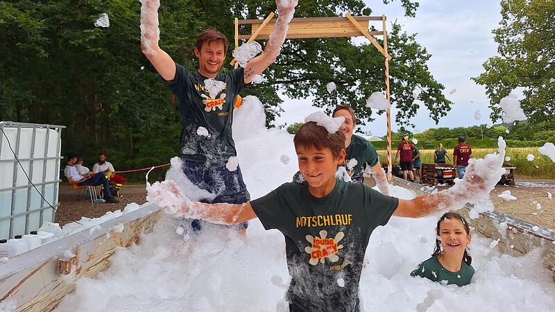 Ein Highlight beim Matschlauf in Pettstadt: die Riesenbadewanne mit ganz viel Schaum