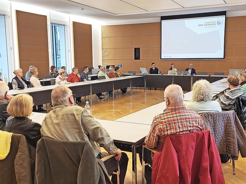 Die Kissinger Neub&uuml;rger erhielten von Johanna Waibl (Bildmitte vorne) einen interessanten Einblick in Projekte der Gesundheitsregion-Plus, Landkreis Bad Kissingen.