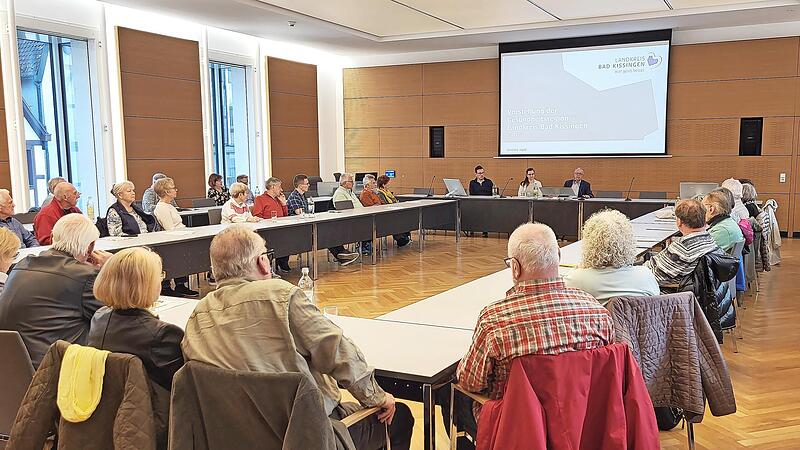 Die Kissinger Neub&uuml;rger erhielten von Johanna Waibl (Bildmitte vorne) einen interessanten Einblick in Projekte der Gesundheitsregion-Plus, Landkreis Bad Kissingen.