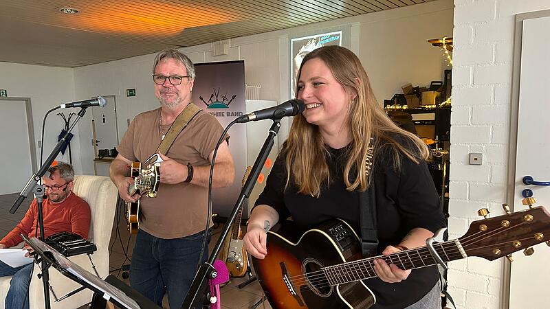 Generalprobe gelungen: Die Stef White Band um Steffi und Matthias Kornherr feiert den &bdquo;Boss&ldquo; Bruce Springsteen.